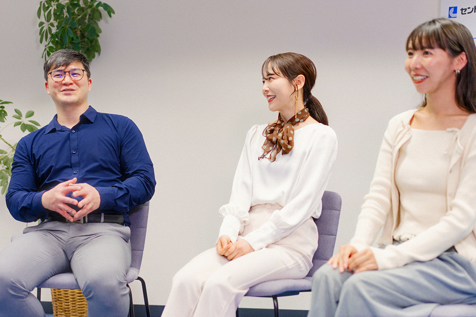 富永の解説を聞いて運用スタイルについて話すりーまるさん（左）と山﨑マナミさん（右）