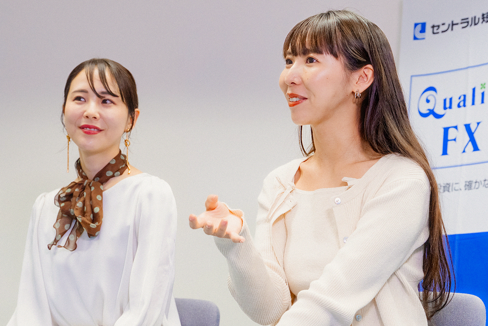 FXをこれから始めようと考えている方へメッセージを伝えるりーまるさん（左）と山﨑マナミさん（右）